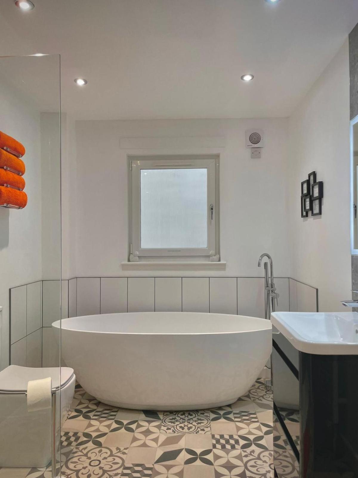 Bright 2-Bedroom Apartment With Parking In มอนโทรส ภายนอก รูปภาพ